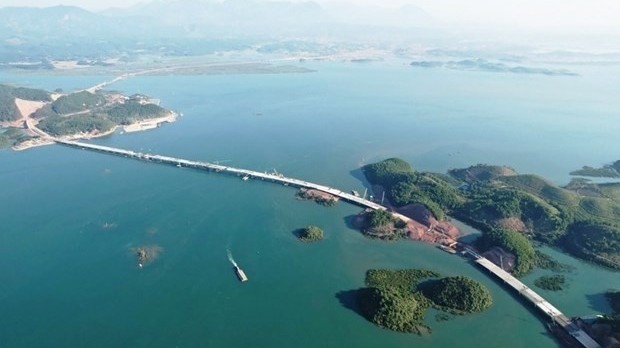 Quang Ninh issues series of commitments to attract investors