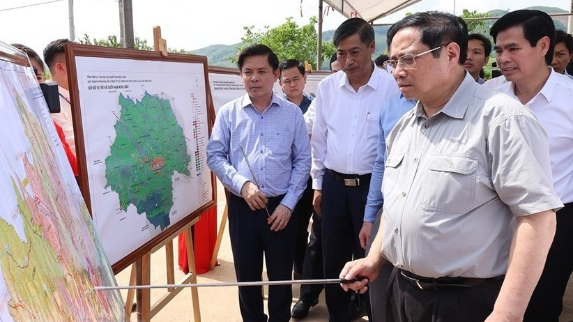 Prime Minister makes field trip to major strategic projects in Son La