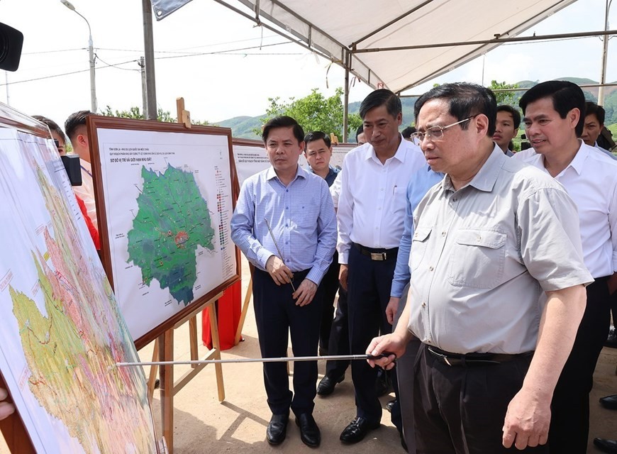 Prime Minister makes field trip to major strategic projects in Son La