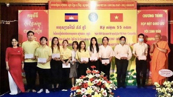 Friendship association grants scholarships for Cambodian students in HCM City