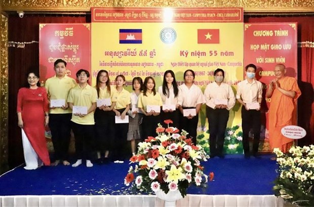 Friendship association grants scholarships for Cambodian students in HCM City Friendship association grants scholarships for Cambodian students in HCM City