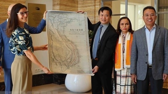 Vietnam presents precious map to House of European History