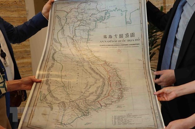 Vietnam presents precious map to House of European History