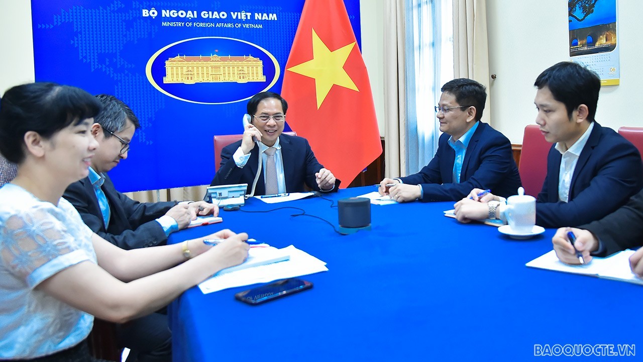 Foreign Ministers of Vietnam and Oman hold phone talks, forging multi-faceted cooperation