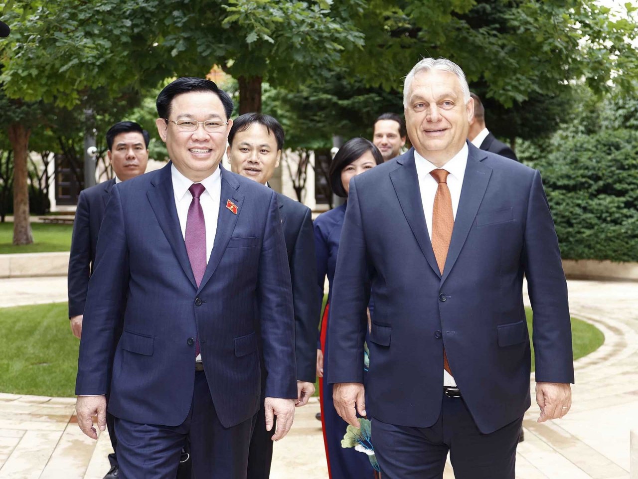 NA Chairman Vuong Dinh Hue has a meeting with Hungarian Prime Minister Viktor Orbán