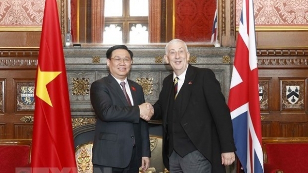 NA Chairman Vuong Dinh Hue holds talks with Speaker of UK's House of Commons Lindsay Hoyle