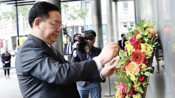 NA Chairman meets Vietnam-UK Network and lays flowers at plaque of President Ho Chi Minh in London