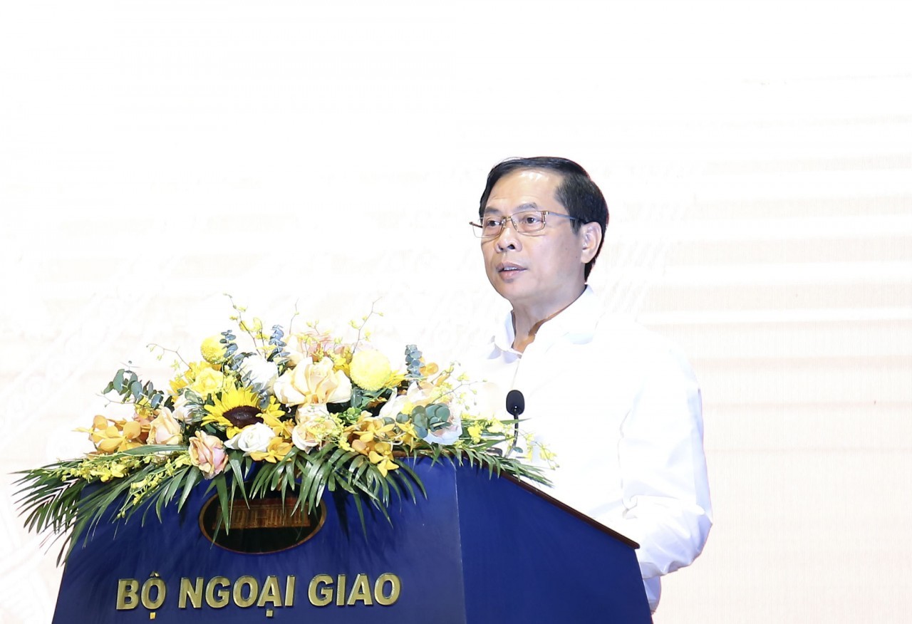 Practical actions needed to ensure efficiency of overseas Vietnamese related policies: FM
