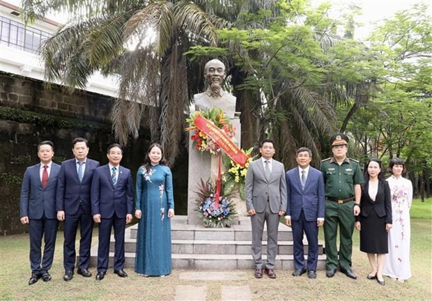 Vice President laid flowers at the President Ho Chi Minh Monument in Philippines