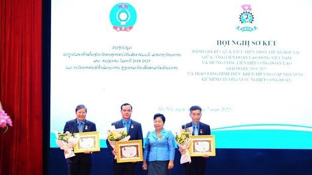 Vietnam, Laos step up training of trade union officials