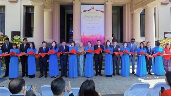 Exhibition highlighting ASEAN’s cultural colours opens in Hanoi