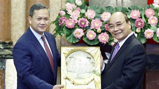 President Nguyen Xuan Phuc receives Cambodian high-ranking military officer Lt. Gen. Hun Manet