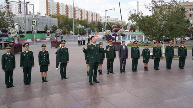 Army delegation laid flowers at President Ho Chi Minh Monument in Russia