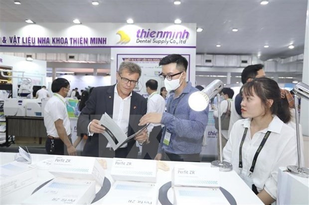 Hanoi hosts int’l dental exhibition and congress