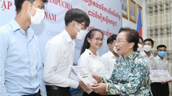 Scholarships presented to Cambodian students in Vietnam