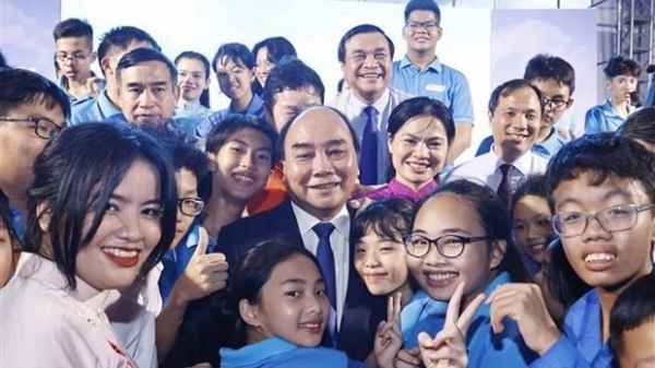 President joins orphans in "Going to school festival" in Da Nang city
