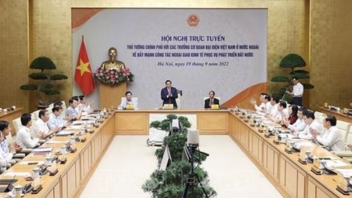 PM chairs teleconference with heads of Vietnamese representative agencies abroad