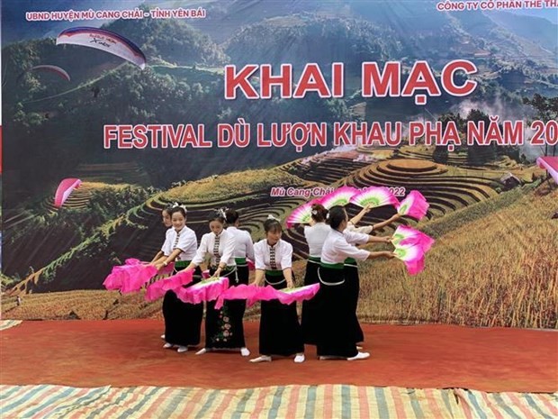 100 pilots join Khau Pha paragliding festival in Yen Bai