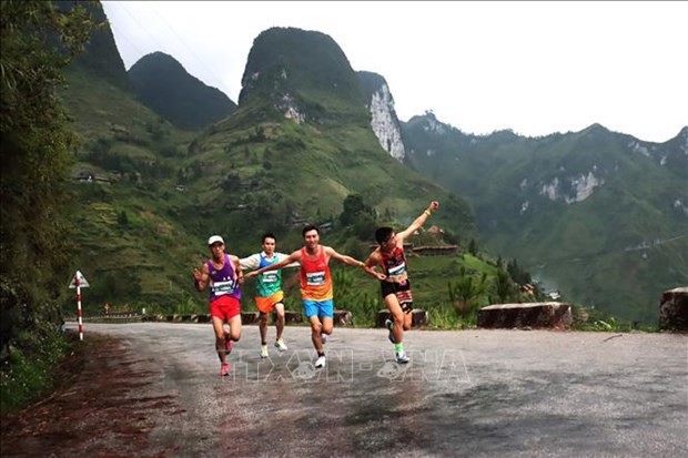 2,300 runners joined “Running on Happiness Route” international marathon in Ha Giang