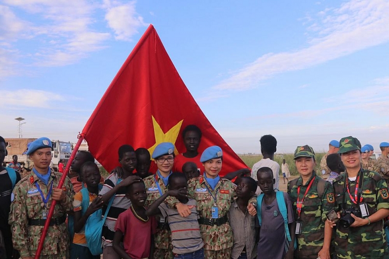 Với Minh Ngọc, khoảnh khắc đáng tự hào nhất là khi các em nhỏ Nam Sudan thi nhau chạm tay vào lá cờ Tổ quốc mà họ mang theo trên đường hành quân. (Ảnh nhân vật cung cấp)