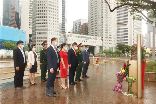 Đại sứ Mai Phước Dũng cùng cán bộ, nhân viên Đại sứ quán và các cơ quan đại diện Việt Nam tại Singapore dâng hoa tưởng nhớ Chủ tịch Hồ Chí Minh ngày 2/9/2021. (Nguồn: TTXVN)