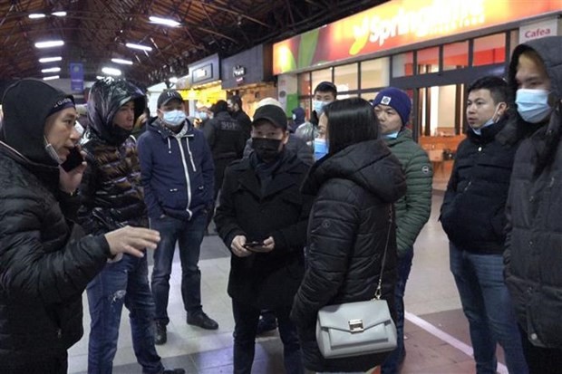 Vietnamese citizens from Ukraine arrive at a station in Bucarest, the capital of Romania. (Photo: VNA)