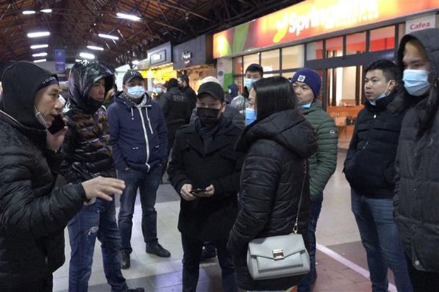 Vietnamese citizens from Ukraine arrive at a station in Bucarest, the capital of Romania. (Photo: VNA) Vietnamese citizens from Ukraine arrive at a station in Bucarest, the capital of Romania. (Photo: VNA)