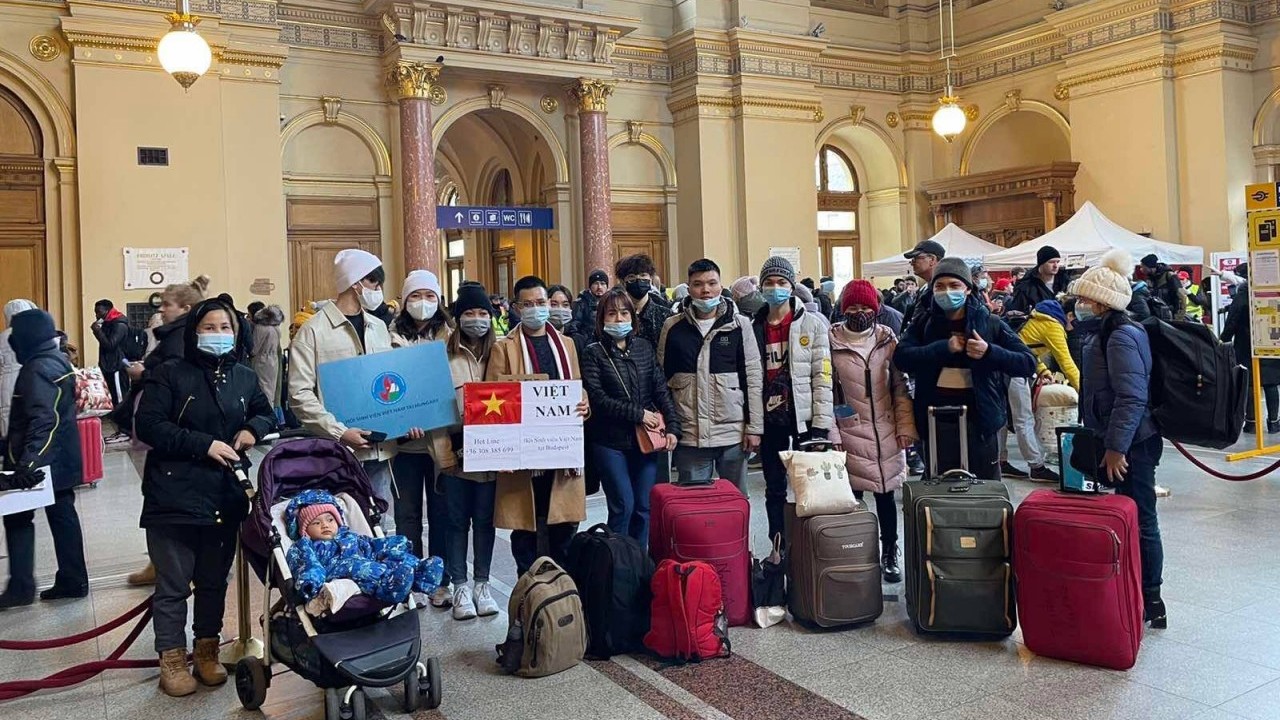 Vietnamese in Hungary light a 'warm fire' for compatriots evacuated from Ukraine