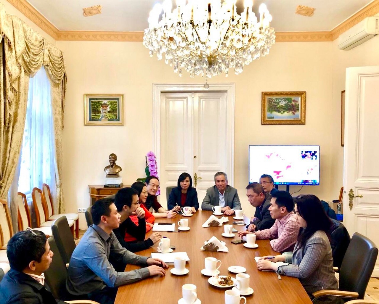Đại sứ Nguyễn Thị Bích Thảo chủ trì họp bàn kế hoạch hỗ trợ công dân sơ tán từ Ukraine ngày 26/2.