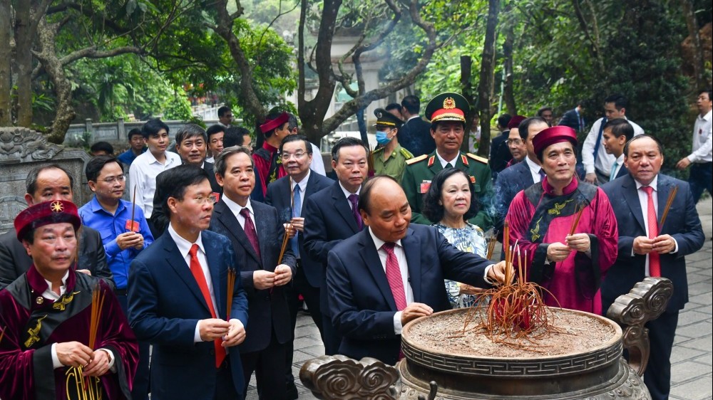State President Nguyen Xuan Phuc offers incense in commemoration of Hung Kings