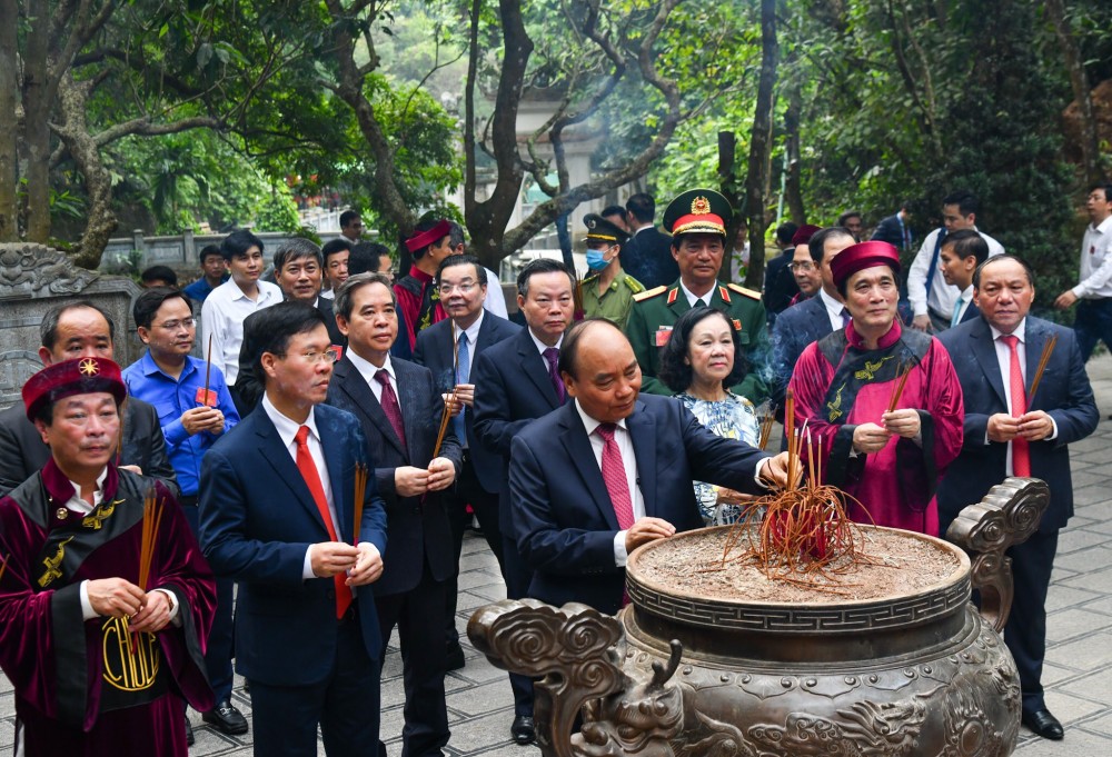 State President Nguyen Xuan Phuc offers incense in commemoration of Hung Kings State President Nguyen Xuan Phuc offers incense in commemoration of Hung Kings