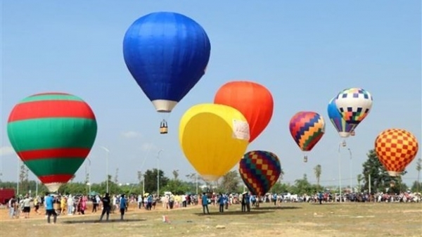 Kon Tum organises first hot air balloon festival