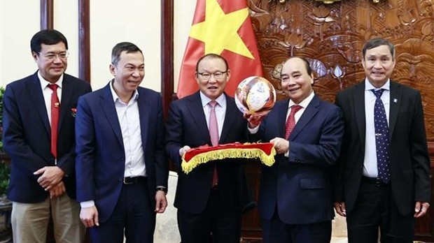 President Nguyen Xuan Phuc receives football coaches that won gold medals at SEA Games 31