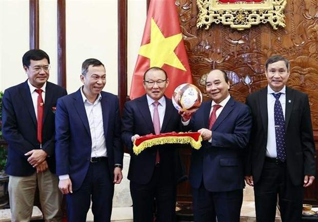 President Nguyen Xuan Phuc receives football coaches