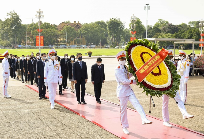 Chủ tịch Quốc hội Cộng hòa Singapore đặt vòng hoa, vào Lăng viếng Chủ tịch Hồ Chí Minh. (Nguồn: TTXVN)