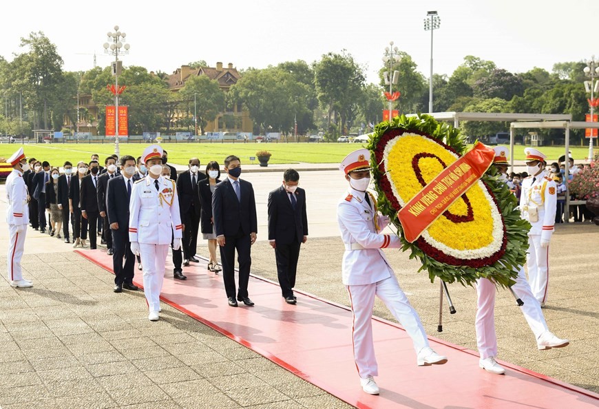 Chủ tịch Quốc hội Cộng hòa Singapore đặt vòng hoa, vào Lăng viếng Chủ tịch Hồ Chí Minh. (Nguồn: TTXVN) Chủ tịch Quốc hội Cộng hòa Singapore đặt vòng hoa, vào Lăng viếng Chủ tịch Hồ Chí Minh. (Nguồn: TTXVN)