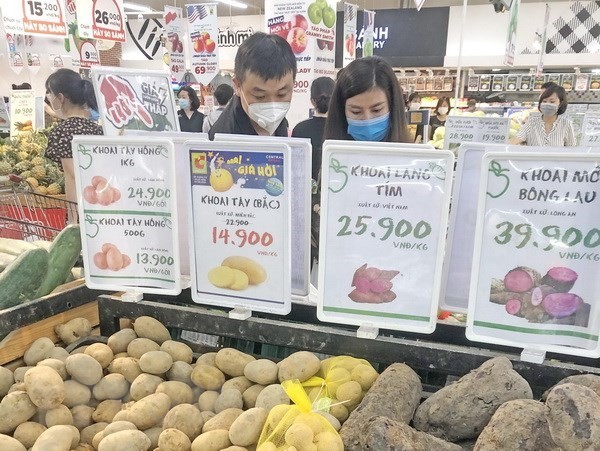 Shoppers select goods at a local supermarket. (Photo: VNA)