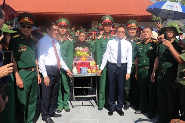 Former President Truong Tan Sang (front, second from left), Deputy Prime Minister Vu Duc Dam (front, third from right) and military officers perform reburial rituals at the ceremony on July 10. (Photo: VNA)
