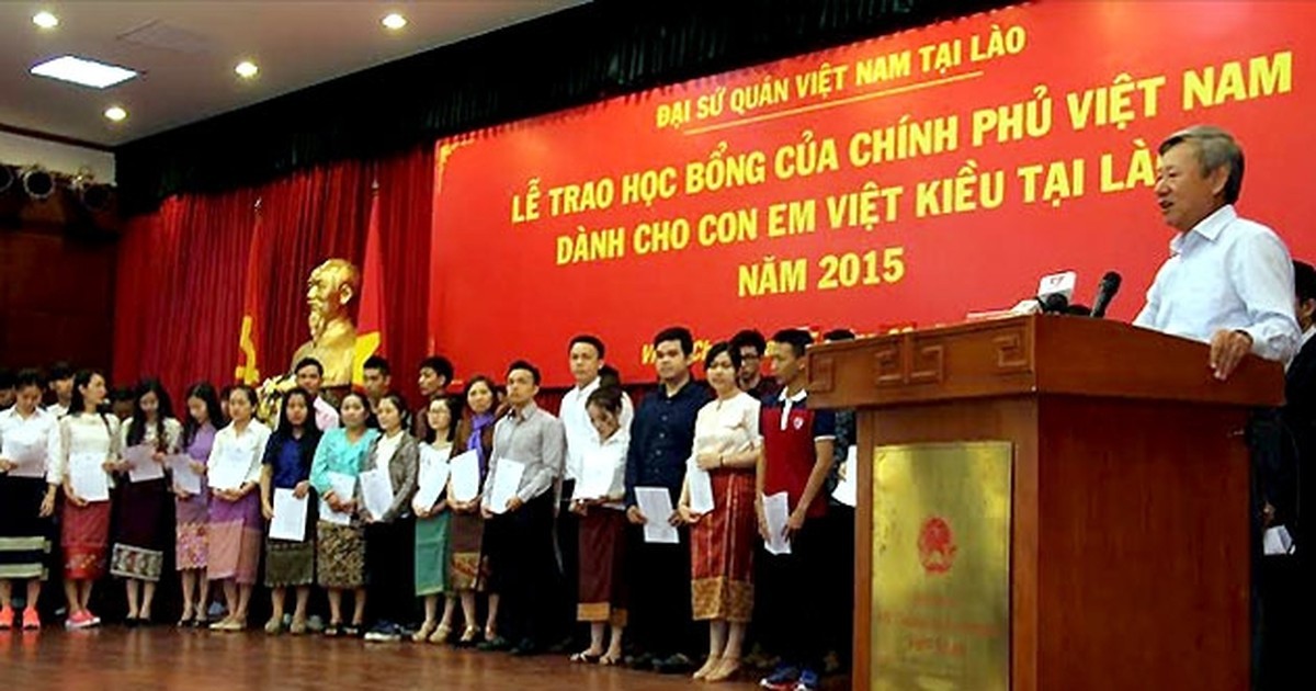 Đại sứ Nguyễn Mạnh Hùng tại lễ trao học bổng của Chính phủ Việt Nam cho con em Việt kiều Lào năm 2015. (Nguồn: Nhân dân)