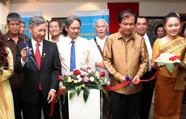 Đại sứ Nguyễn Mạnh Hùng dự Triển lãm giao lưu mỹ thuật giữa nghệ sĩ Việt Nam-Lào vào tháng 5/2014. (Nguồn: Tổng cục Du lịch) Đại sứ Nguyễn Mạnh Hùng dự Triển lãm giao lưu mỹ thuật giữa nghệ sĩ Việt Nam-Lào vào tháng 5/2014. (Nguồn: Tổng cục Du lịch)