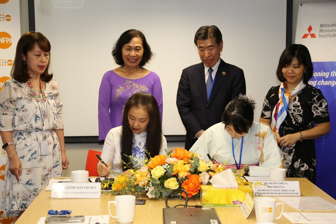 Đại diện của UNFPA và MRI đều cam kết sẽ hợp tác chặt chẽ với nhau, cùng Chính phủ Việt Nam và cộng đồng quốc tế phối hợp giải quyết một cách hiệu quả tình trạng già hóa dân số. (Nguồn: UNFPA)