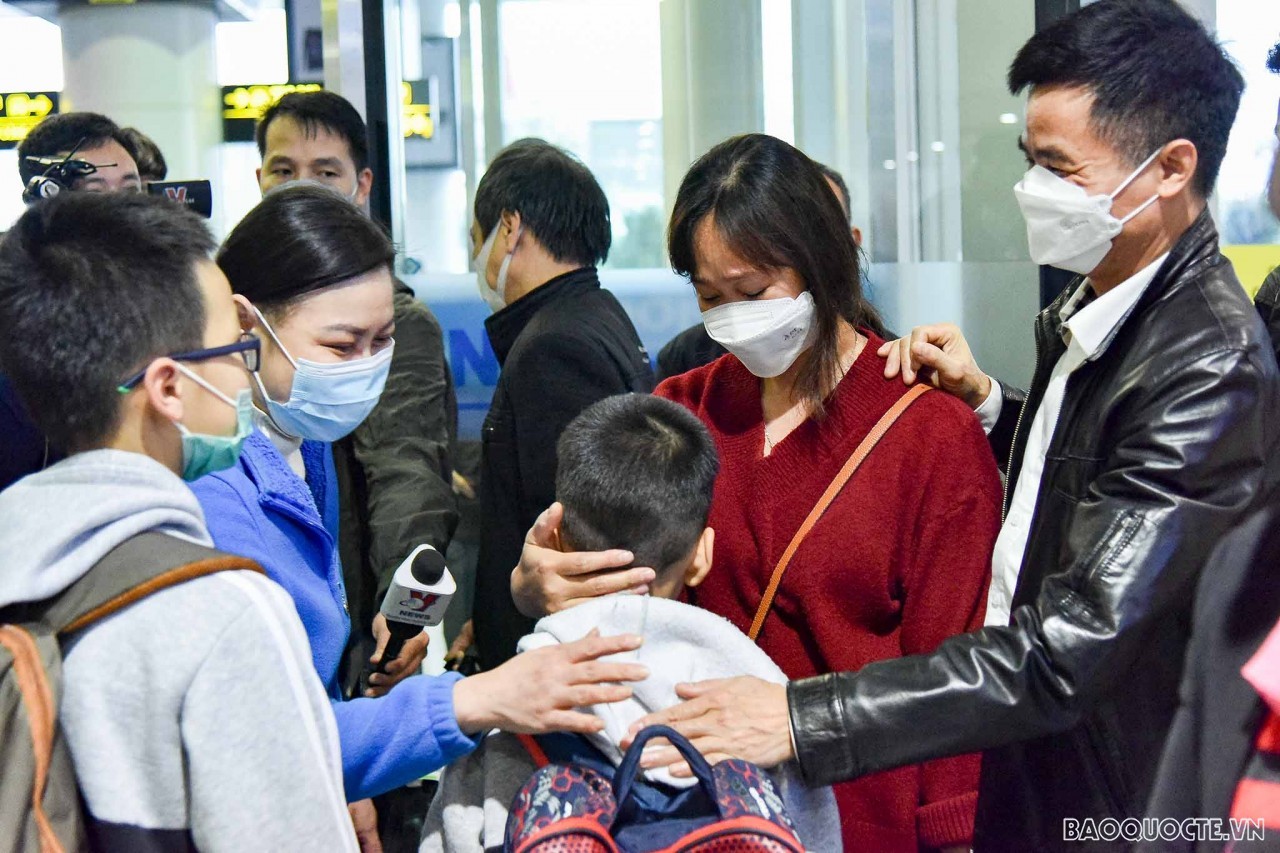 Vietnamese citizens who evacuated from Ukraine and returned to their homes safely reuniting with their families. (Photo: Nguyen Hong)