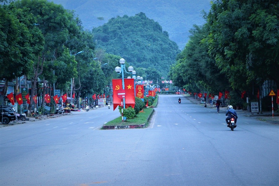 Đường giao thông trung tâm huyện Phong Thổ (Lai Châu) được xây dựng khang trang. (Nguồn: TTXVN)