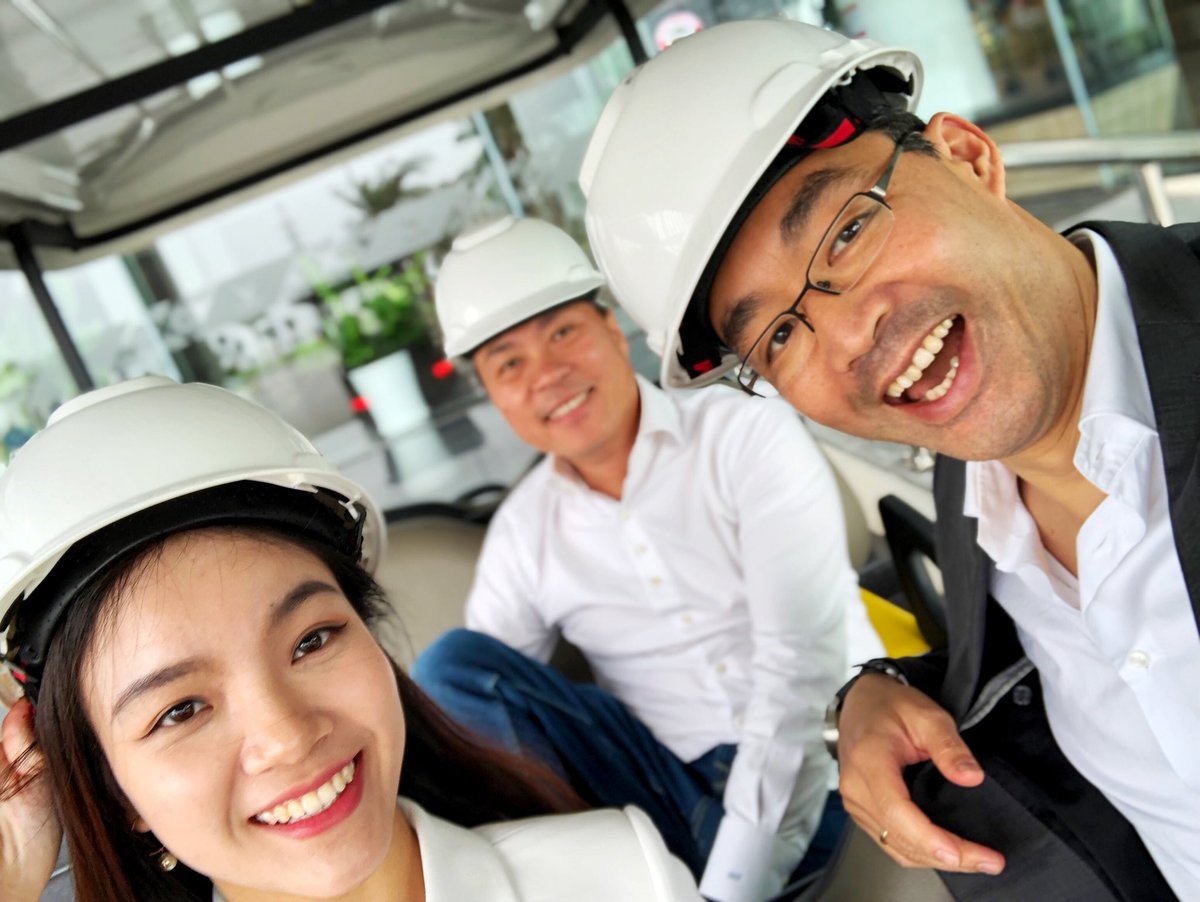 Lãnh sự danh dự tại bang Zug (Thụy Sĩ) Philipp Rösler (nguyên Phó Thủ tướng CHLB Đức) thăm nhà máy Vinfast thuộc Tập đoàn VinGroup để tìm cách kết nối, thúc đẩy đầu tư vào Việt Nam.(Nguồn: Twitter) Lãnh sự danh dự tại bang Zug (Thụy Sĩ) Philipp Rösler (nguyên Phó Thủ tướng CHLB Đức) thăm nhà máy Vinfast thuộc Tập đoàn VinGroup để tìm cách kết nối, thúc đẩy đầu tư vào Việt Nam.(Nguồn: Twitter)