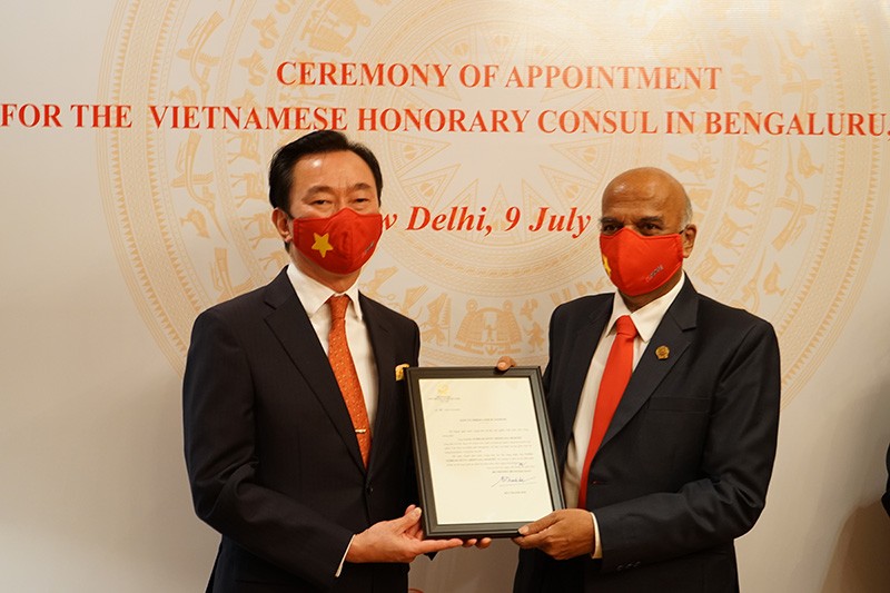 Đại sứ Phạm Sanh Châu trao Quyết định bổ nhiệm Nama Subbiah Setty Srinivasa Murthy được bổ nhiệm làm Lãnh sự danh dự Việt Nam tại Bangalore, Ấn Độ. (Nguồn: ĐSQ VN tại Ấn Độ)