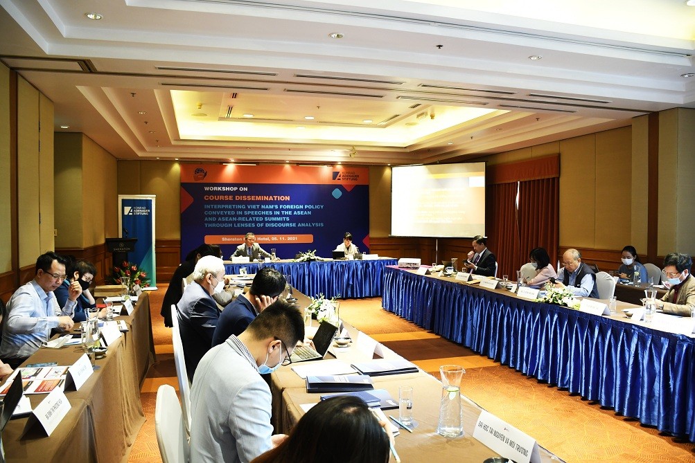 Toàn cảnh Hội thảo phổ biến khóa học “Giải thích chính sách đối ngoại của Việt Nam trong các bài phát biểu của lãnh đạo Việt Nam tại các hội nghị ASEAN và ASEAN mở rộng qua lăng kính phân tích diễn ngôn”.