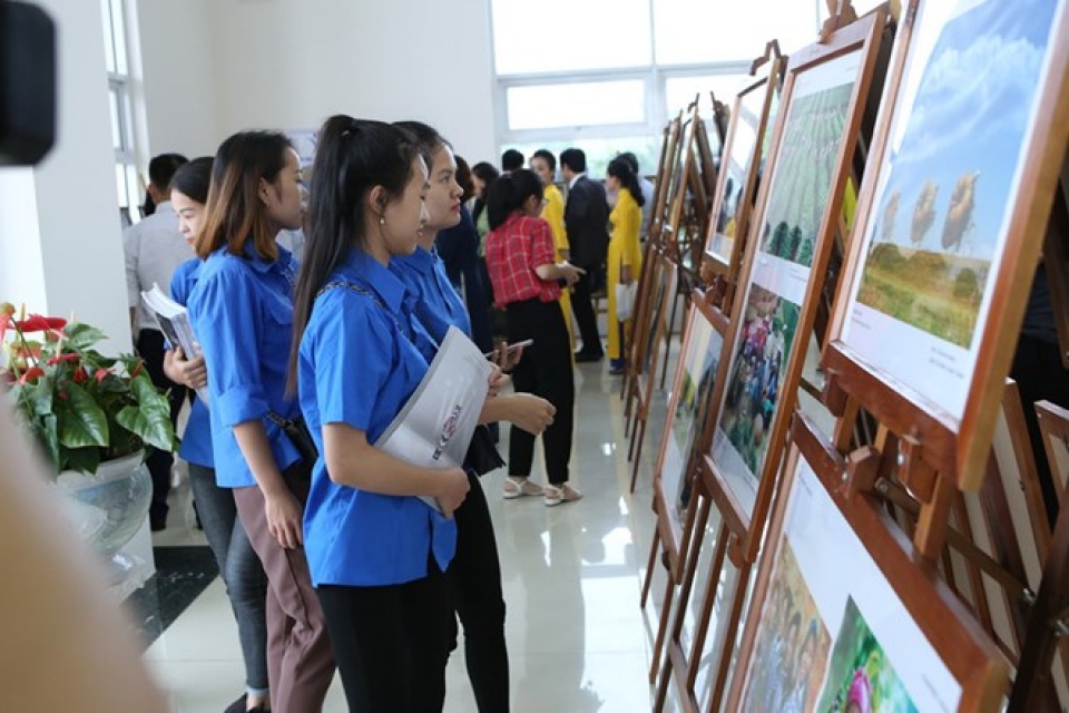 asean photo documentary exhibition opens in hoa binh