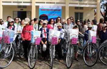 HCM City’s poor students receive bikes under “Life Journey” programme