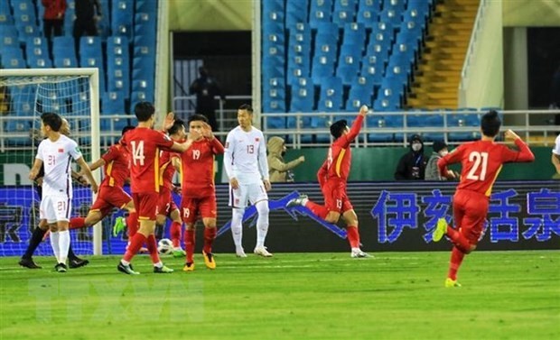 Vietnamese players share their joy after Ho Tan Tai's opening goal in the 9th minute of their match against China on the first day of the new lunar year (Photo: VNA).