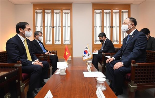 Foreign Minister Bui Thanh Son (front, left) meets with Deputy PM and Minister of Economy and Finance Hong Nam-ki in Seoul on February 11. (Photo: VNA)